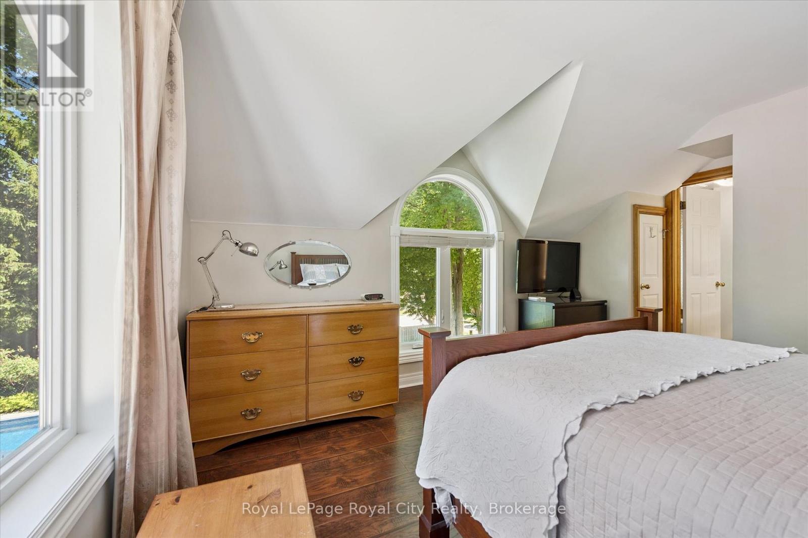 












33 NORTH BROADWAY STREET

,
Centre Wellington (Belwood),




Ontario
N0B1J0

