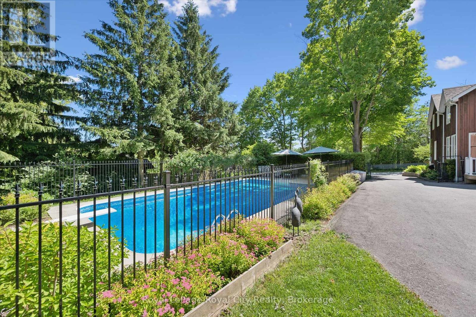 












33 NORTH BROADWAY STREET

,
Centre Wellington (Belwood),




Ontario
N0B1J0

