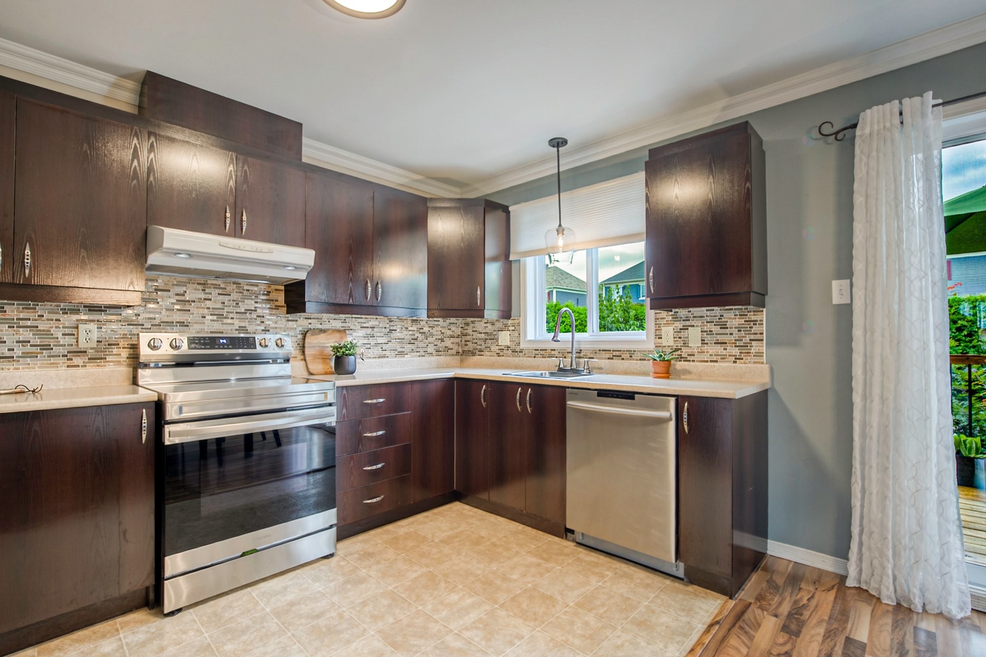 









506


Rue Magloire-Laflamme

,
Mont-Saint-Hilaire,




QC
J3H0B8

