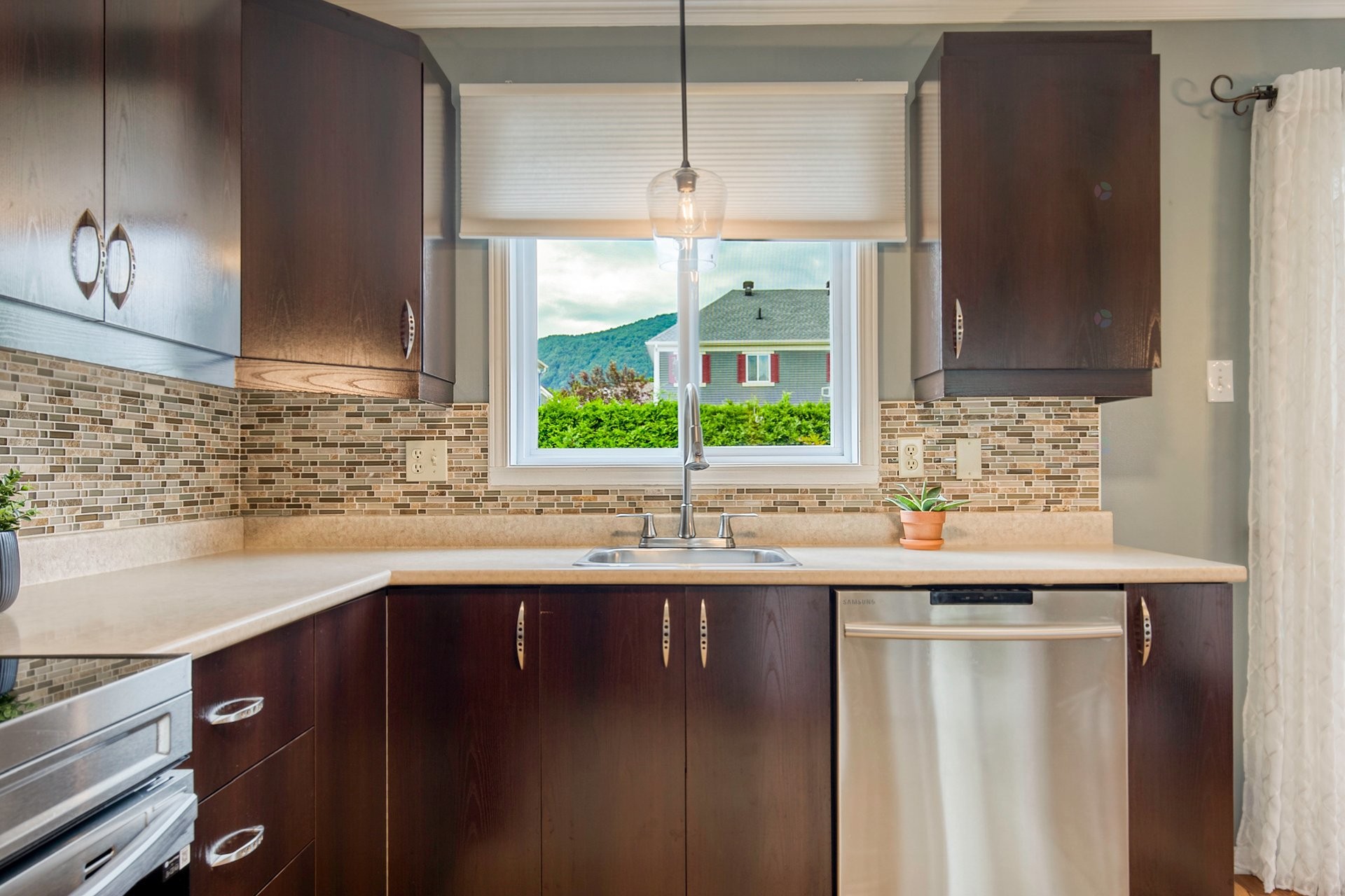 









506


Rue Magloire-Laflamme

,
Mont-Saint-Hilaire,




QC
J3H0B8

