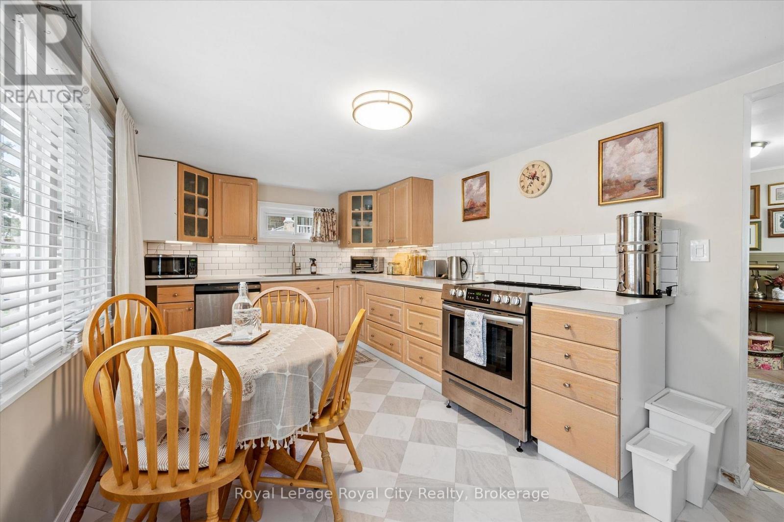 












10 MACVILLE AVENUE

,
Kitchener,




Ontario
N2K1T1

