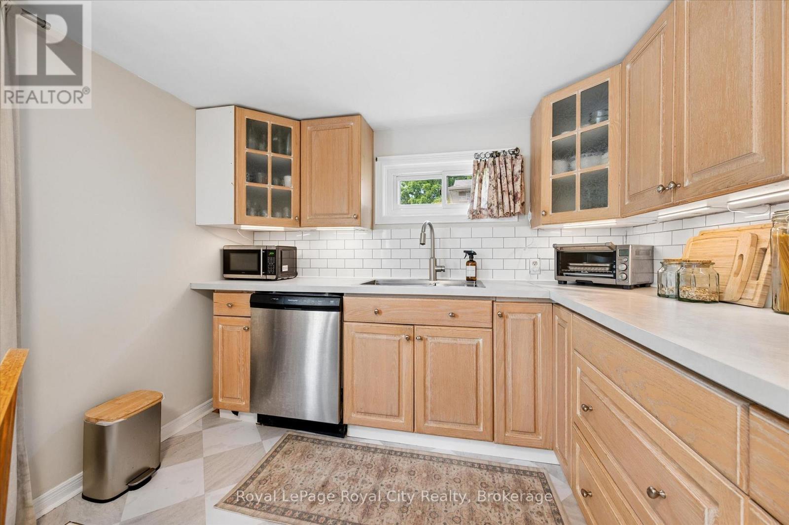 












10 MACVILLE AVENUE

,
Kitchener,




Ontario
N2K1T1

