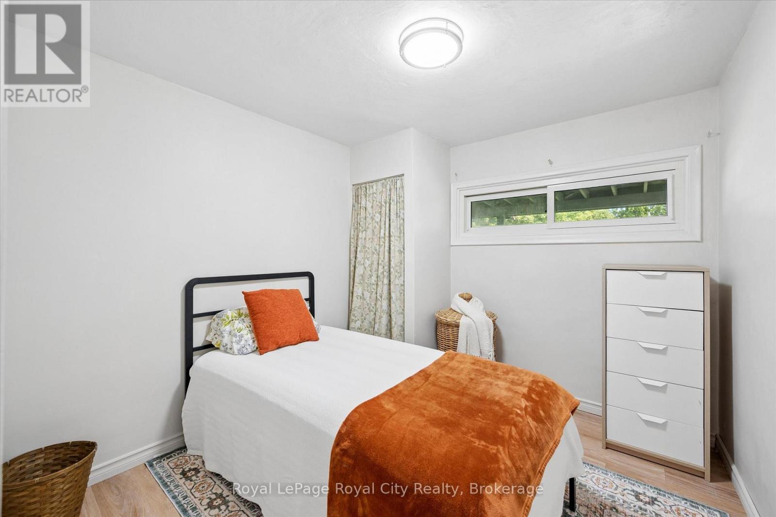 












10 MACVILLE AVENUE

,
Kitchener,




Ontario
N2K1T1

