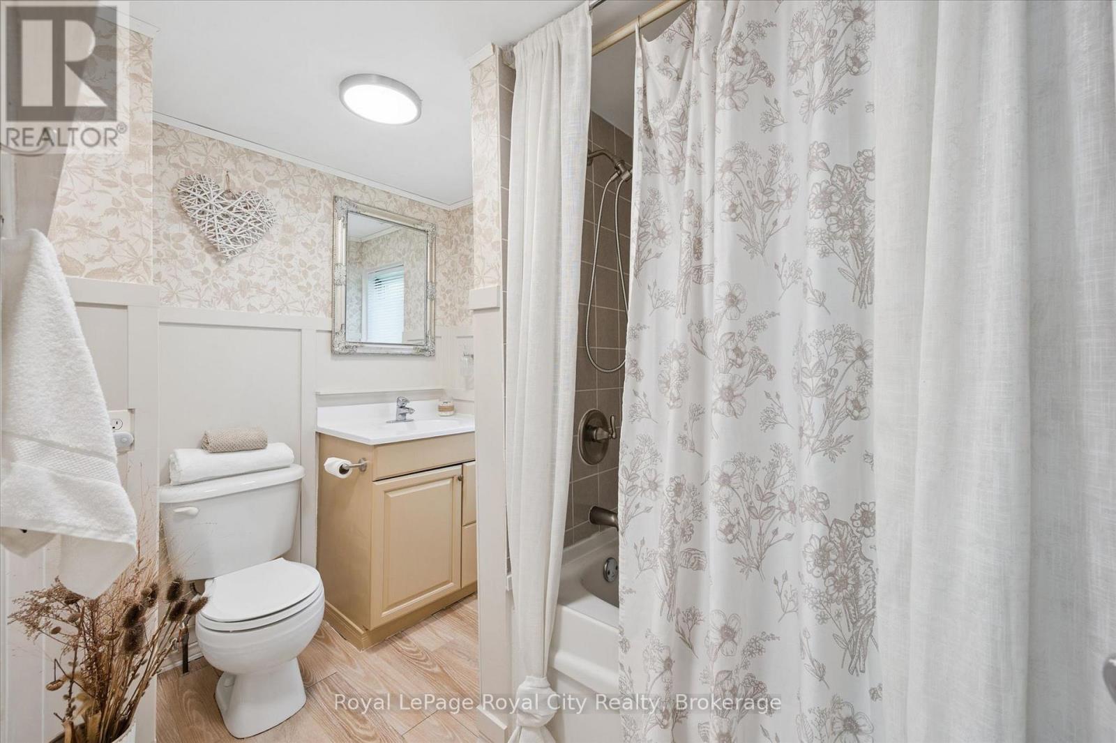 












10 MACVILLE AVENUE

,
Kitchener,




Ontario
N2K1T1

