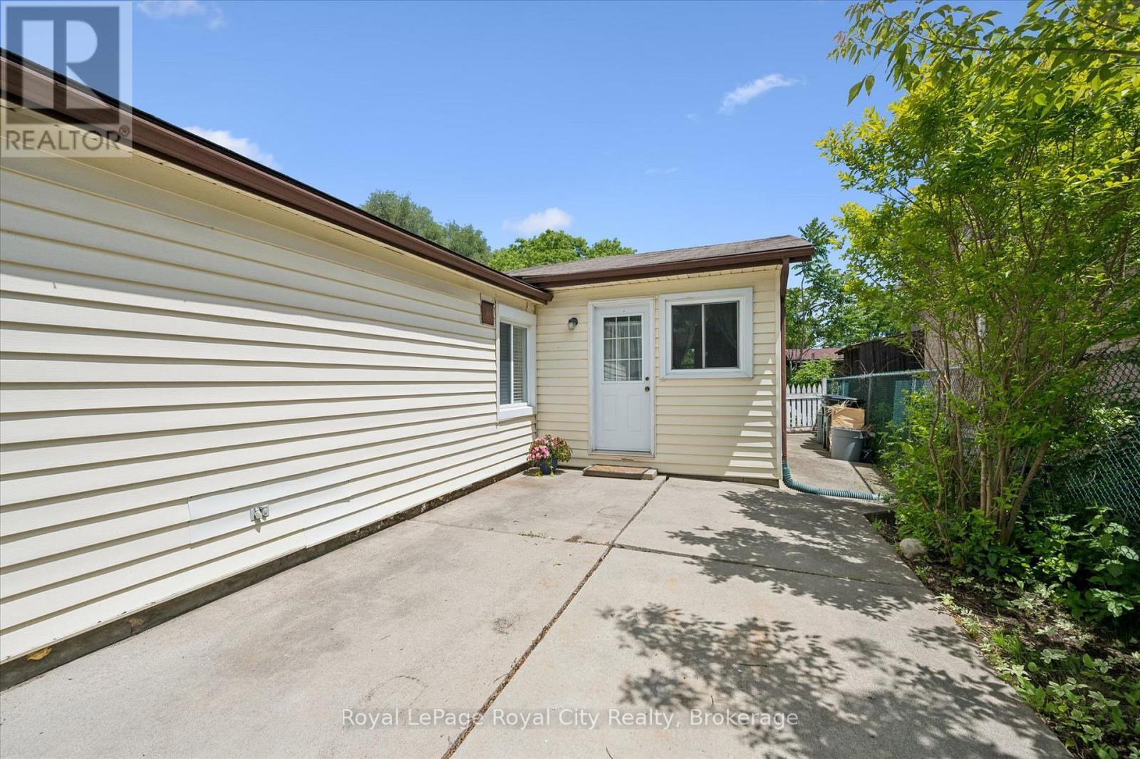 












10 MACVILLE AVENUE

,
Kitchener,




Ontario
N2K1T1

