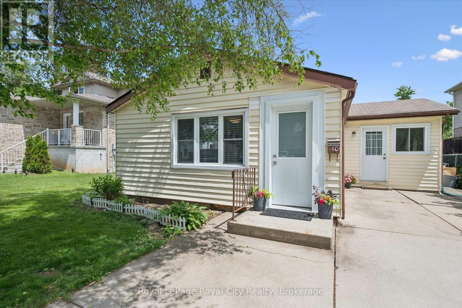 












10 MACVILLE AVENUE

,
Kitchener,




Ontario
N2K1T1

