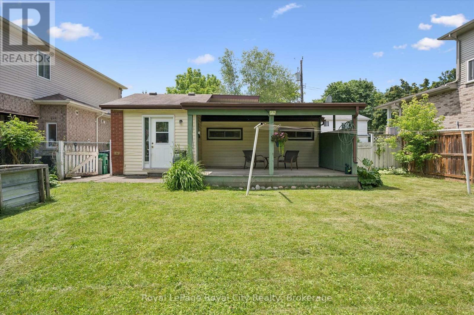 












10 MACVILLE AVENUE

,
Kitchener,




Ontario
N2K1T1

