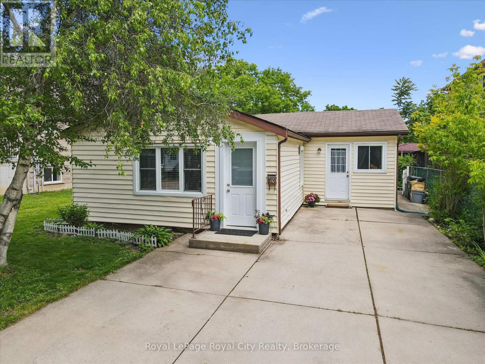 












10 MACVILLE AVENUE

,
Kitchener,




Ontario
N2K1T1

