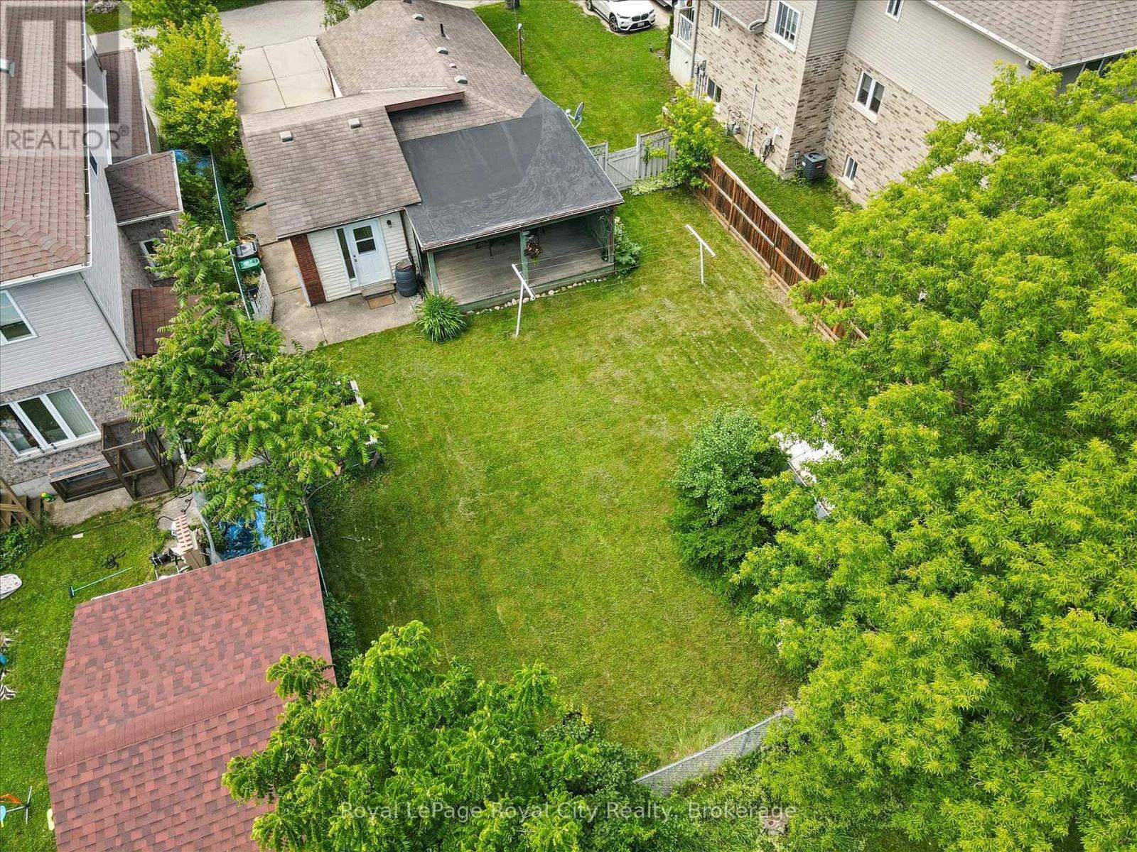 












10 MACVILLE AVENUE

,
Kitchener,




Ontario
N2K1T1

