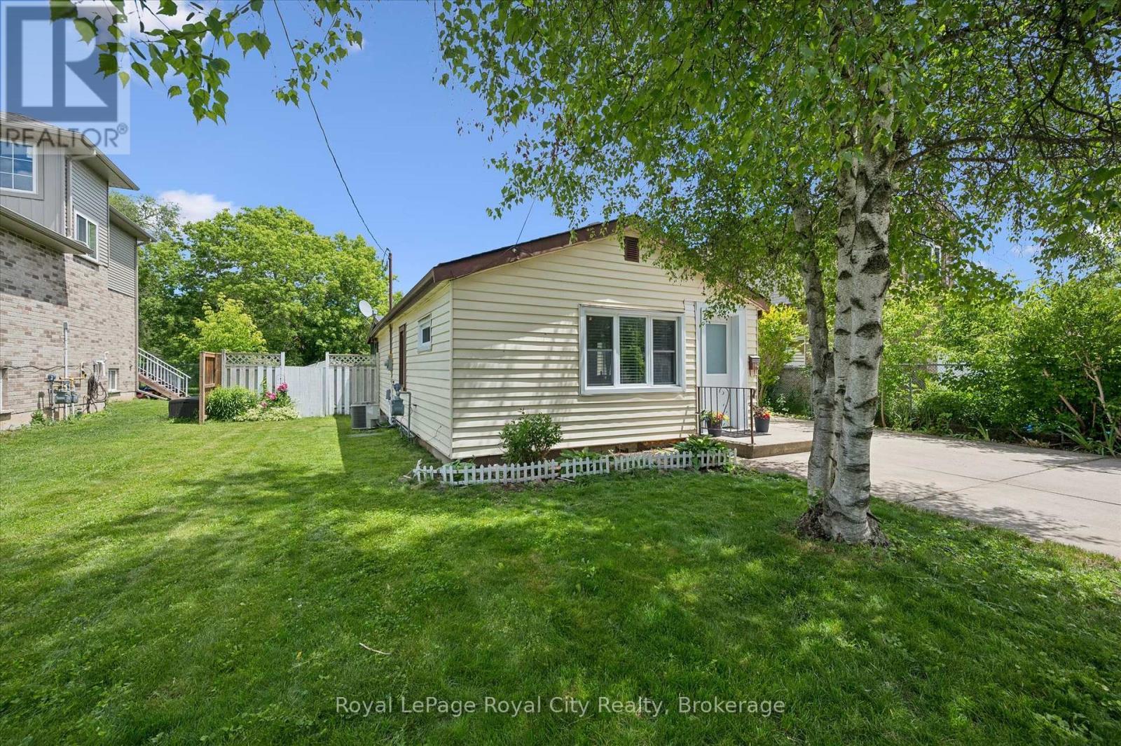 












10 MACVILLE AVENUE

,
Kitchener,




Ontario
N2K1T1

