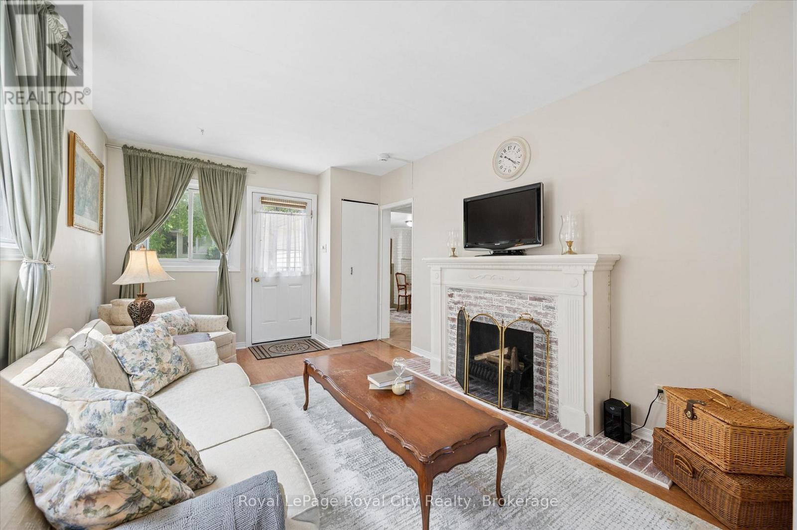 












10 MACVILLE AVENUE

,
Kitchener,




Ontario
N2K1T1

