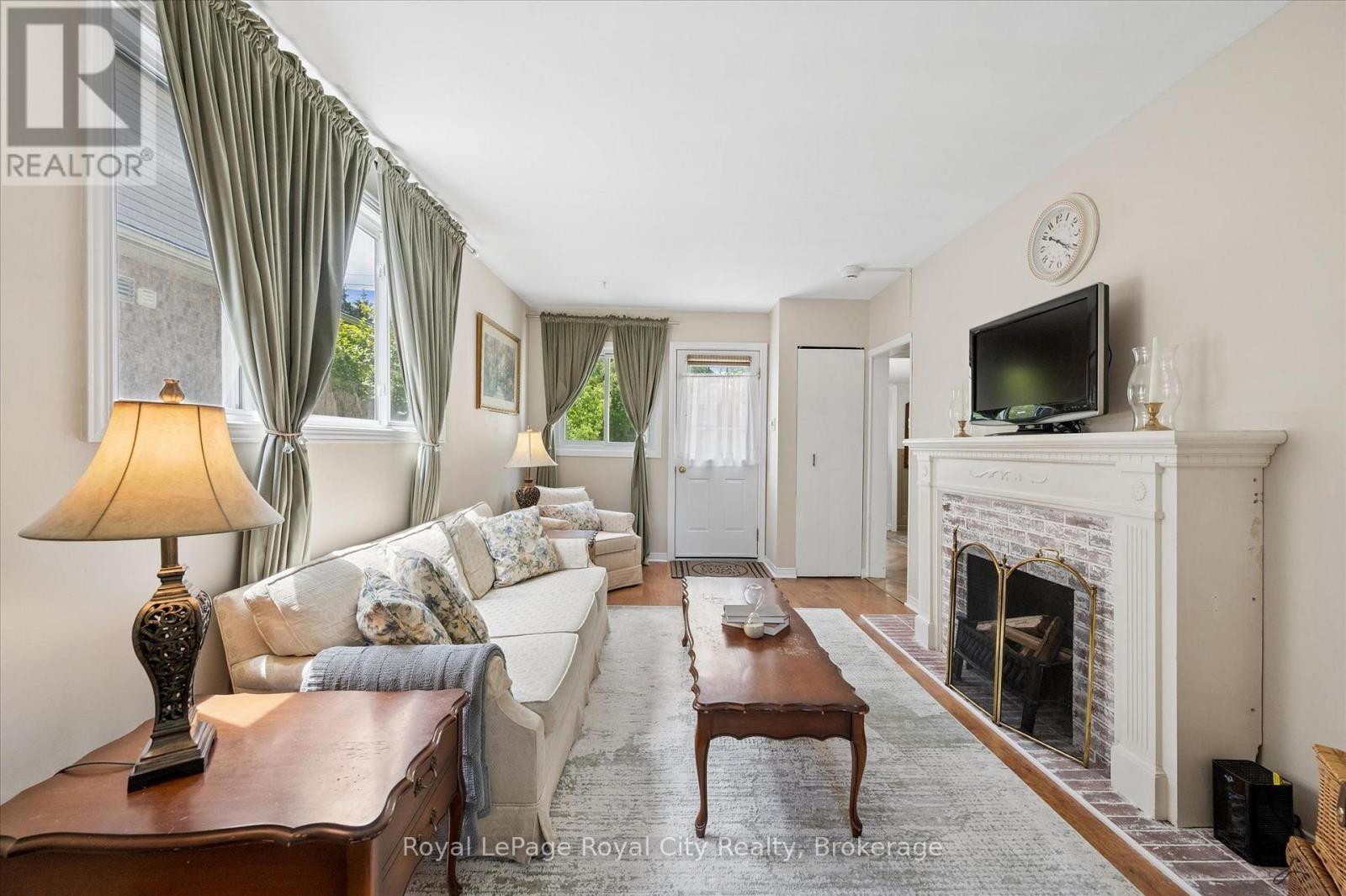 












10 MACVILLE AVENUE

,
Kitchener,




Ontario
N2K1T1

