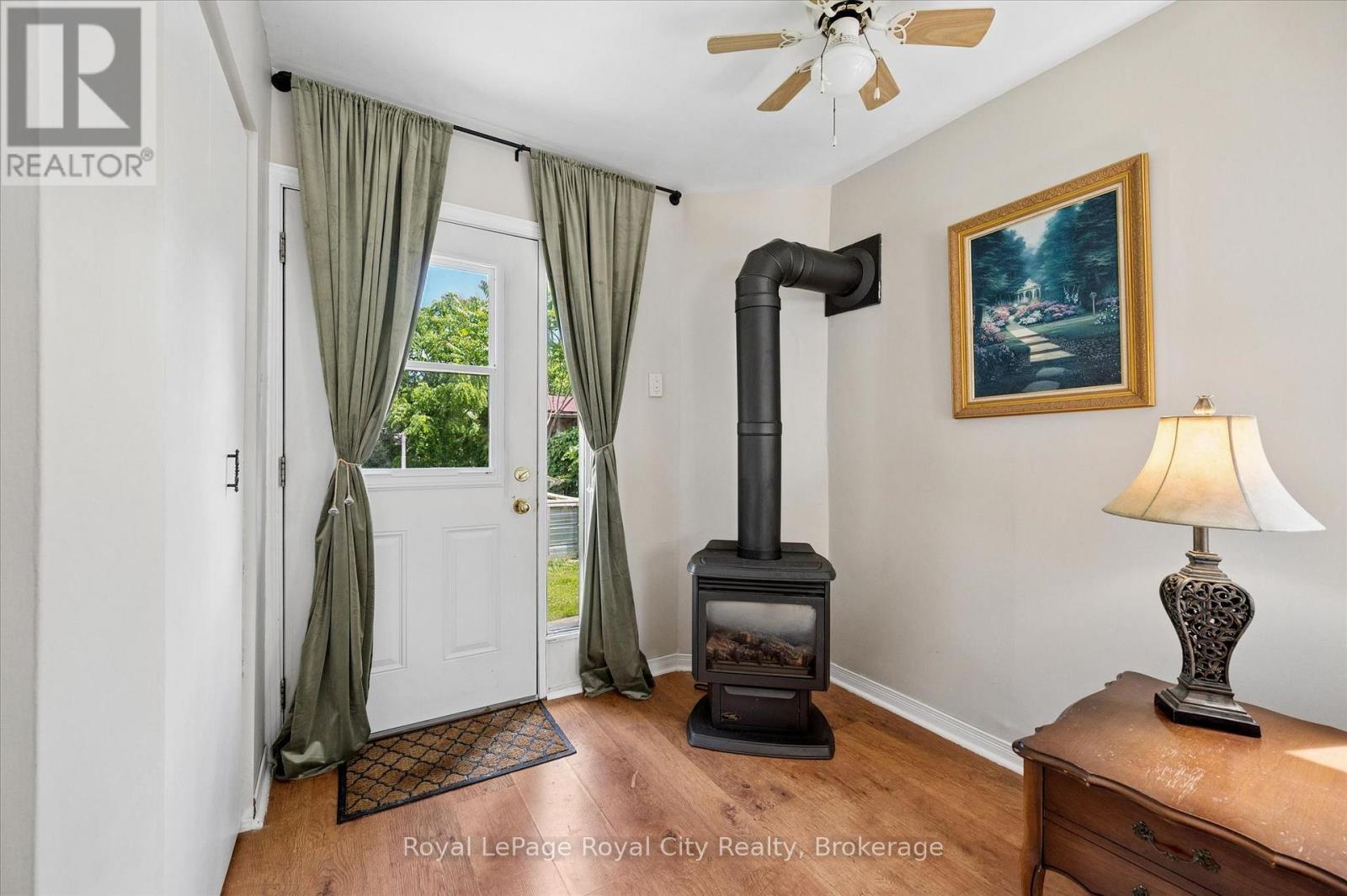 












10 MACVILLE AVENUE

,
Kitchener,




Ontario
N2K1T1

