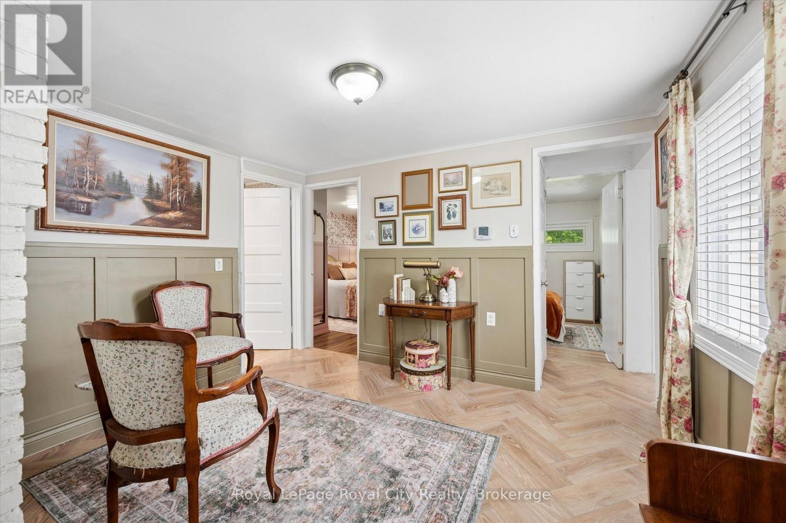 












10 MACVILLE AVENUE

,
Kitchener,




Ontario
N2K1T1

