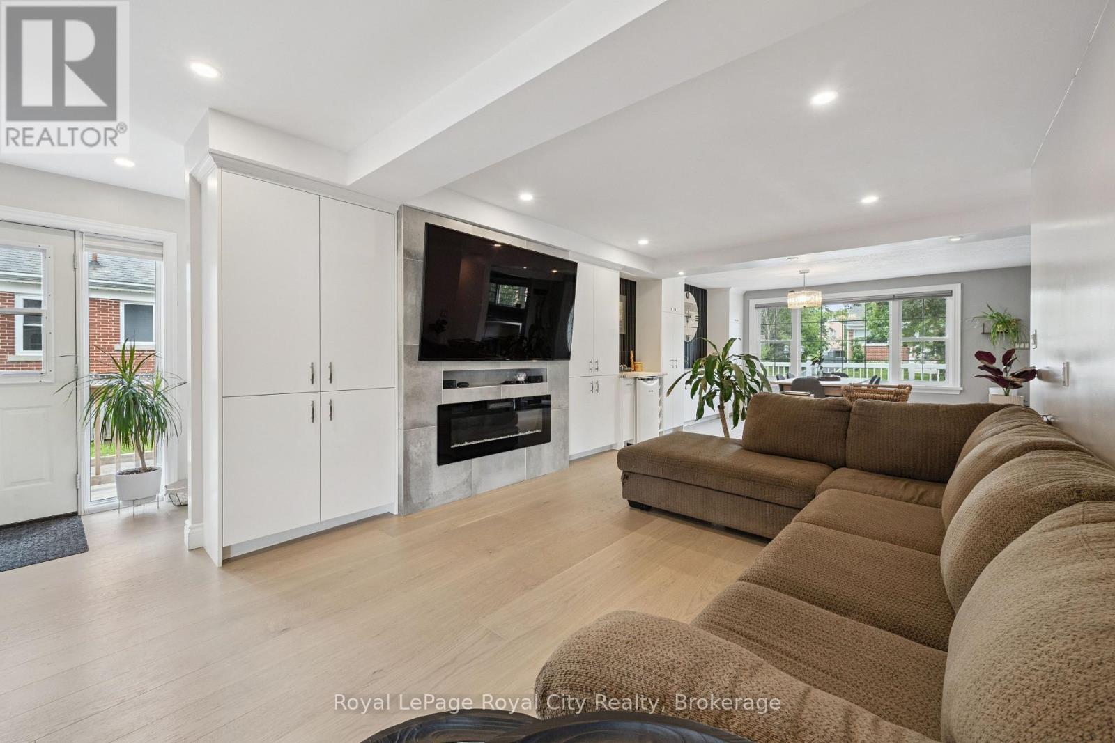












8 ROSEWOOD AVENUE

,
Guelph (Junction/Onward Willow),




Ontario
N1H5Z9

