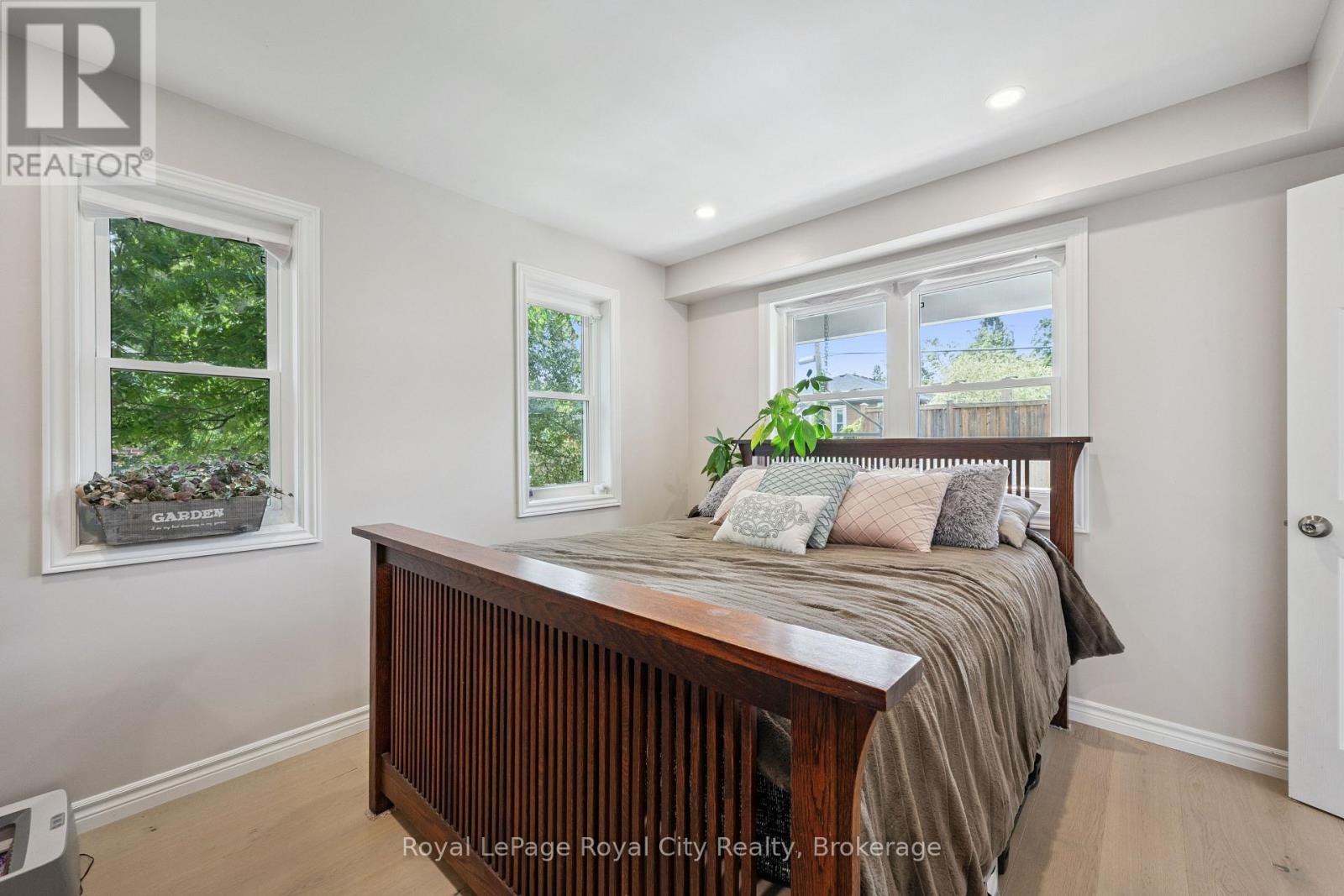 












8 ROSEWOOD AVENUE

,
Guelph (Junction/Onward Willow),




Ontario
N1H5Z9

