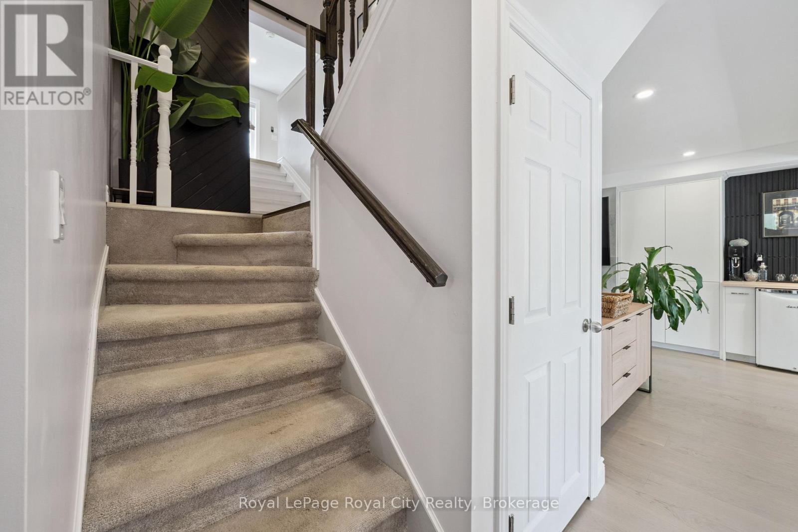 












8 ROSEWOOD AVENUE

,
Guelph (Junction/Onward Willow),




Ontario
N1H5Z9

