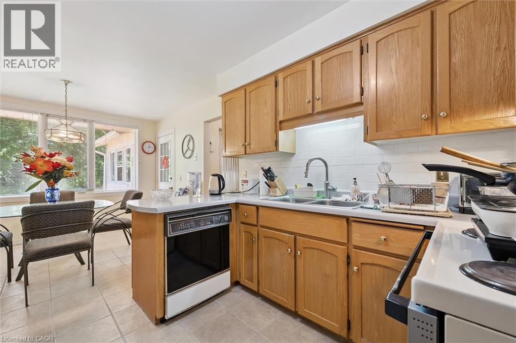 












176 SANDFORD FLEMING Drive

,
Waterloo,




Ontario
N2T1G2

