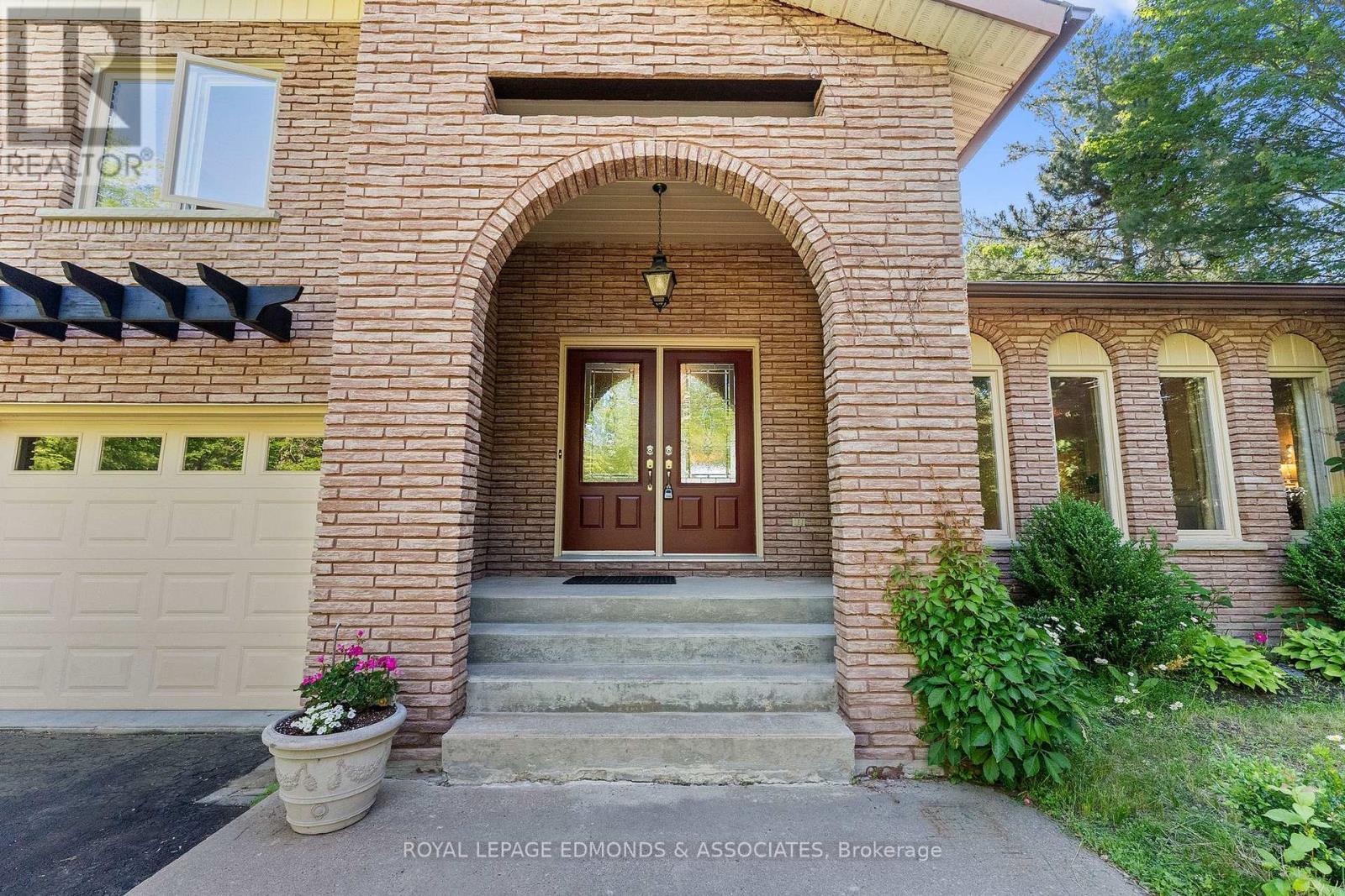 












37 SELLEY STREET

,
Petawawa,




Ontario
K8H3G9

