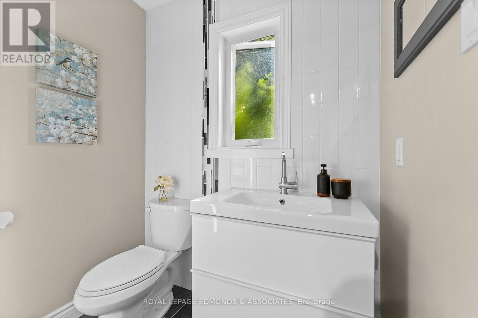 












37 SELLEY STREET

,
Petawawa,




Ontario
K8H3G9

