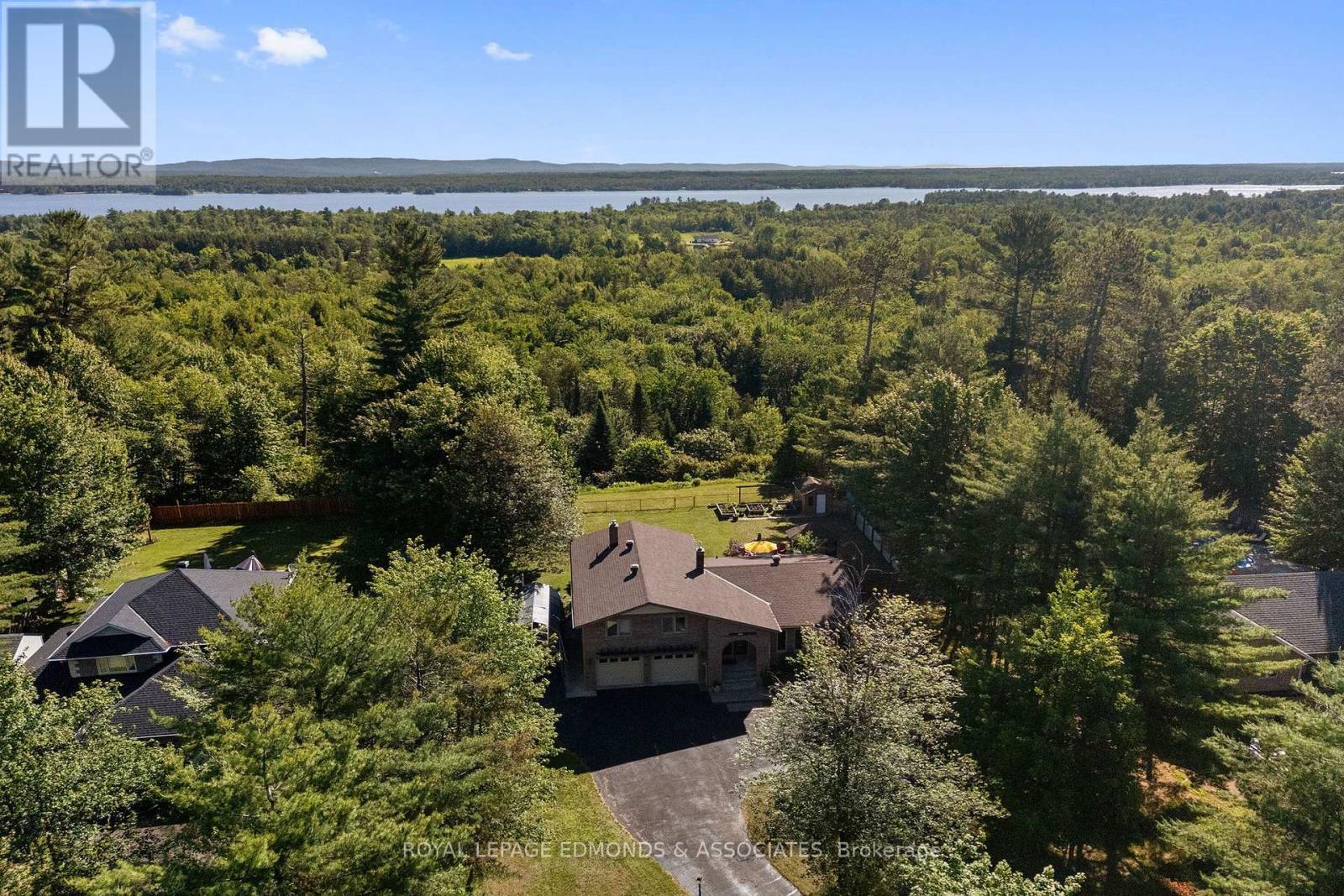 












37 SELLEY STREET

,
Petawawa,




Ontario
K8H3G9

