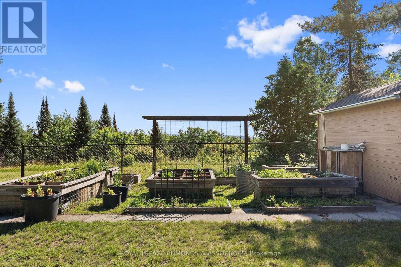 












37 SELLEY STREET

,
Petawawa,




Ontario
K8H3G9

