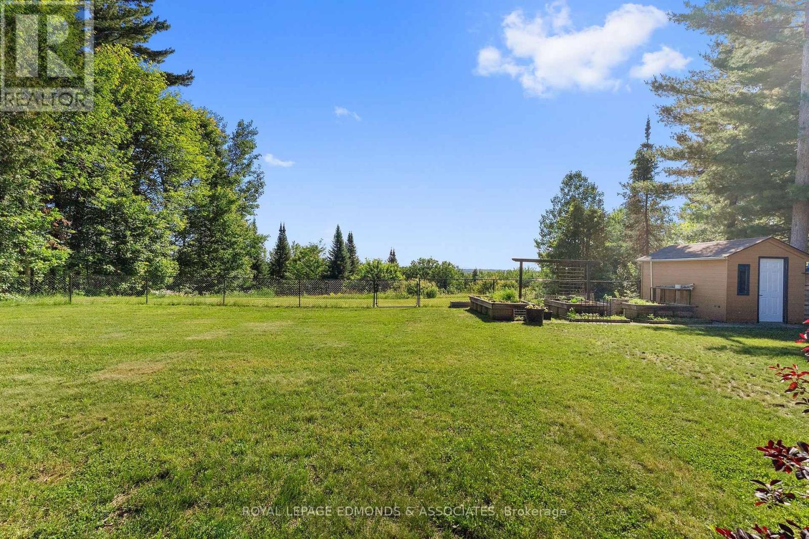 












37 SELLEY STREET

,
Petawawa,




Ontario
K8H3G9

