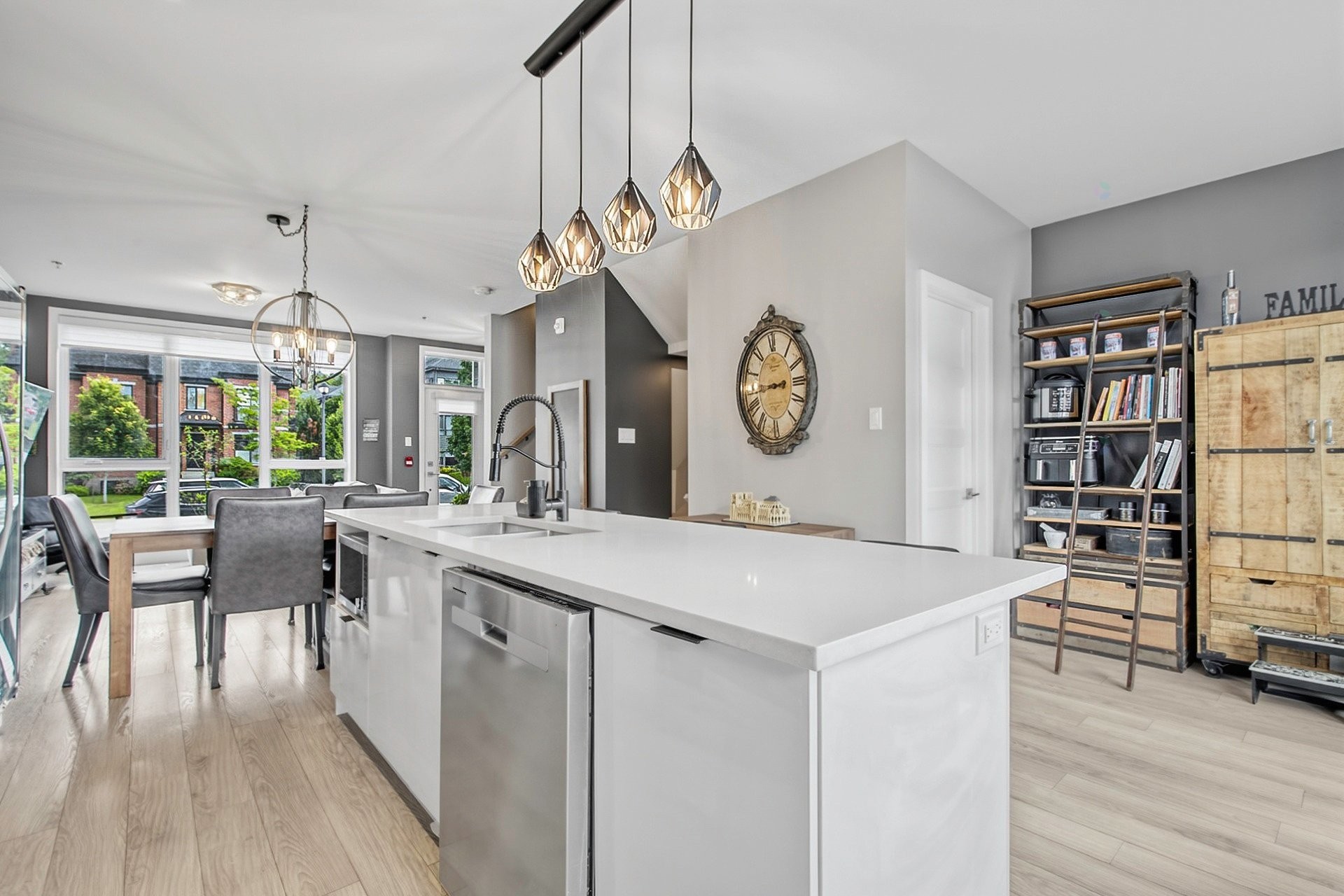 









1361


Rue des Tilleuls

,
Saint-Bruno-de-Montarville,




QC
J3V0C5

