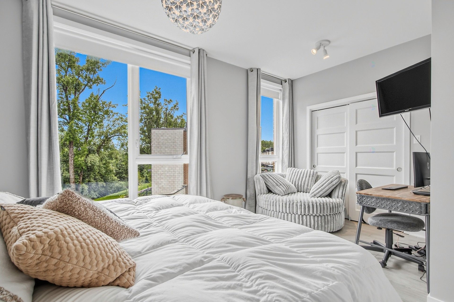 









1361


Rue des Tilleuls

,
Saint-Bruno-de-Montarville,




QC
J3V0C5


