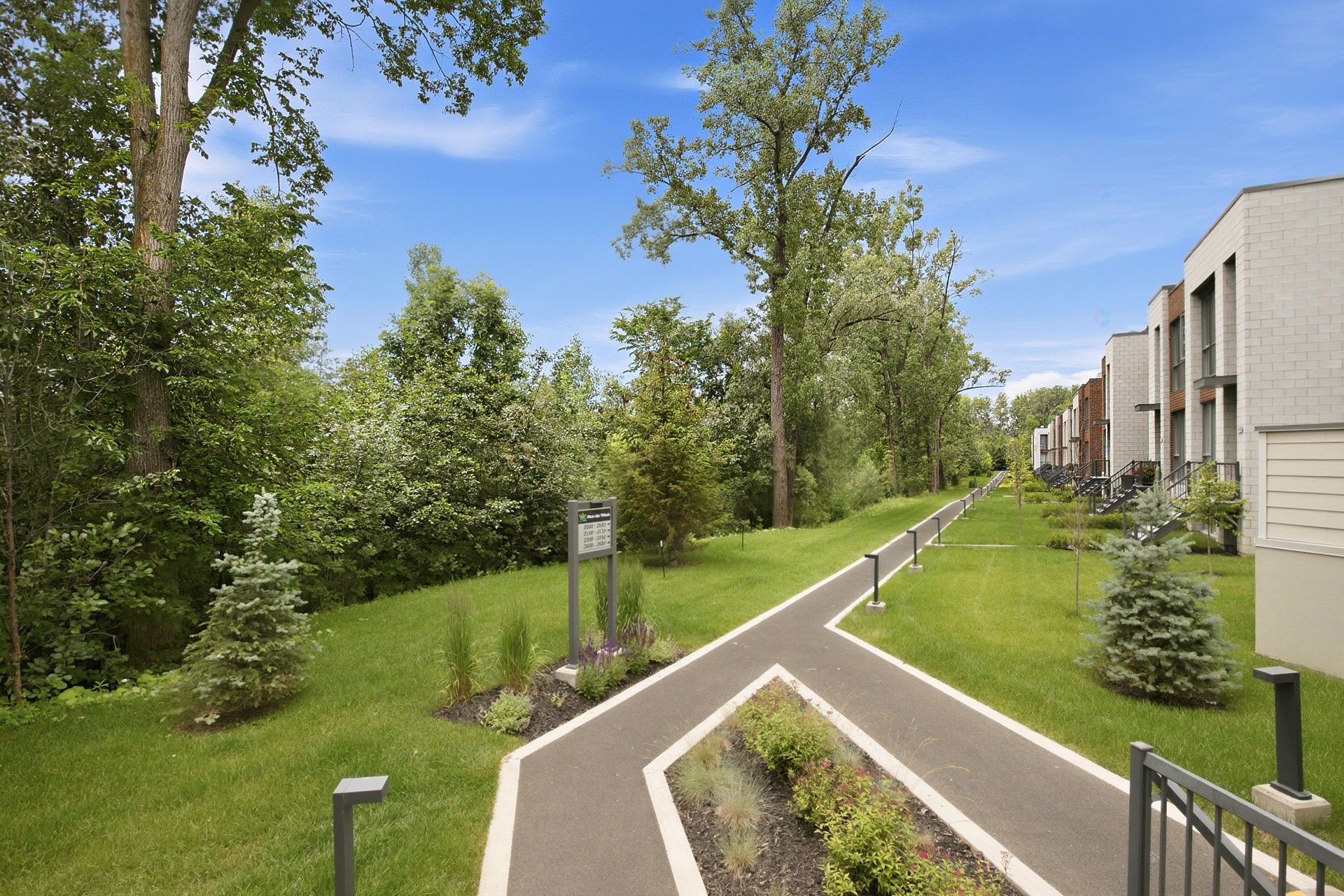 









1361


Rue des Tilleuls

,
Saint-Bruno-de-Montarville,




QC
J3V0C5

