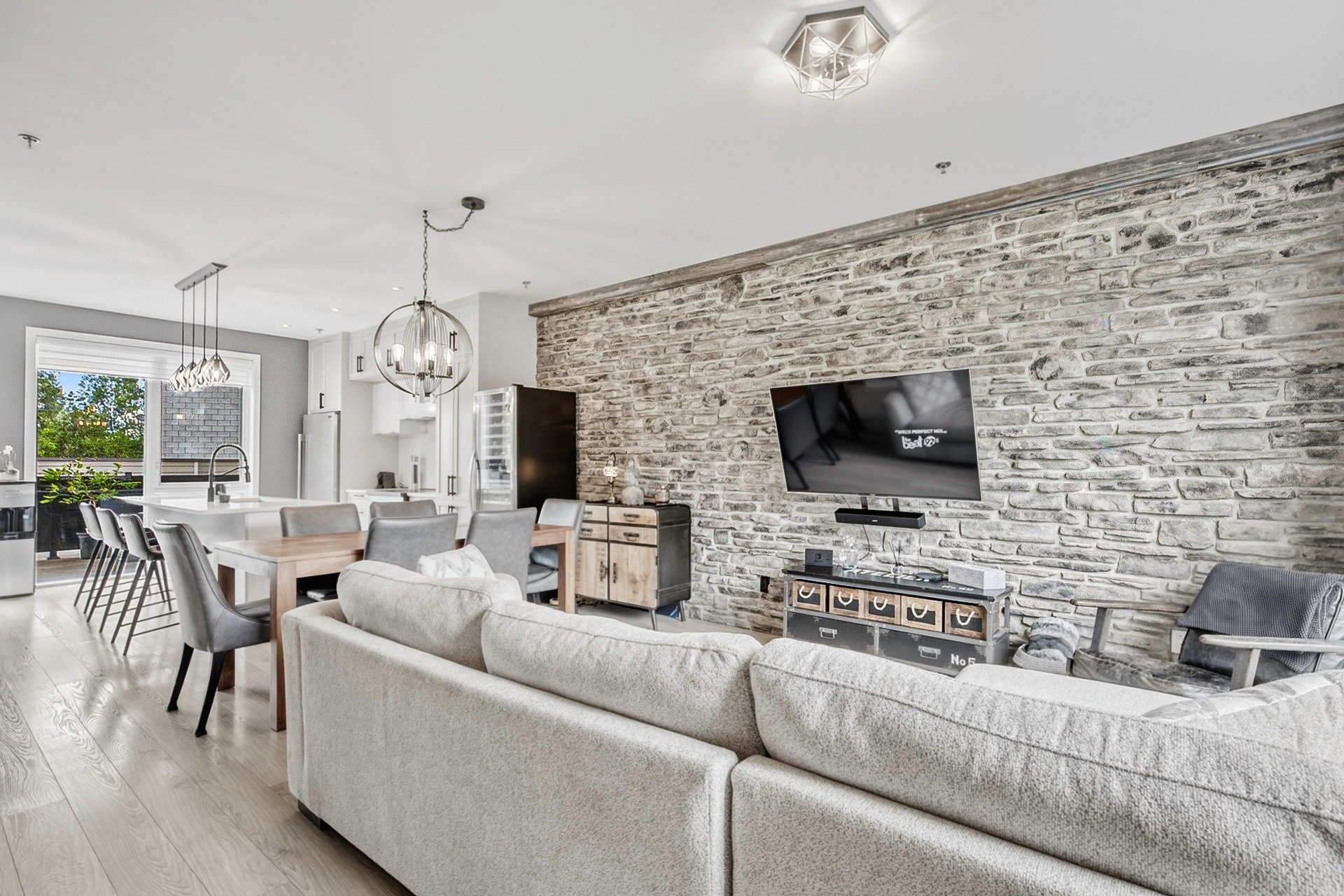 









1361


Rue des Tilleuls

,
Saint-Bruno-de-Montarville,




QC
J3V0C5

