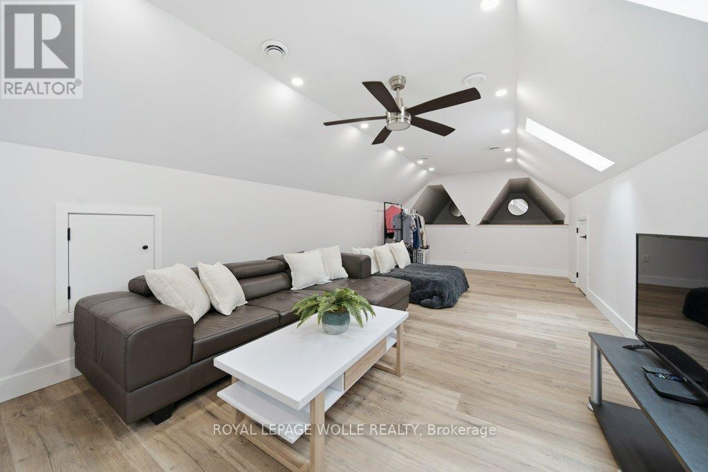 












2229 HERRGOTT ROAD

,
Wellesley,




Ontario
N0B2M0

