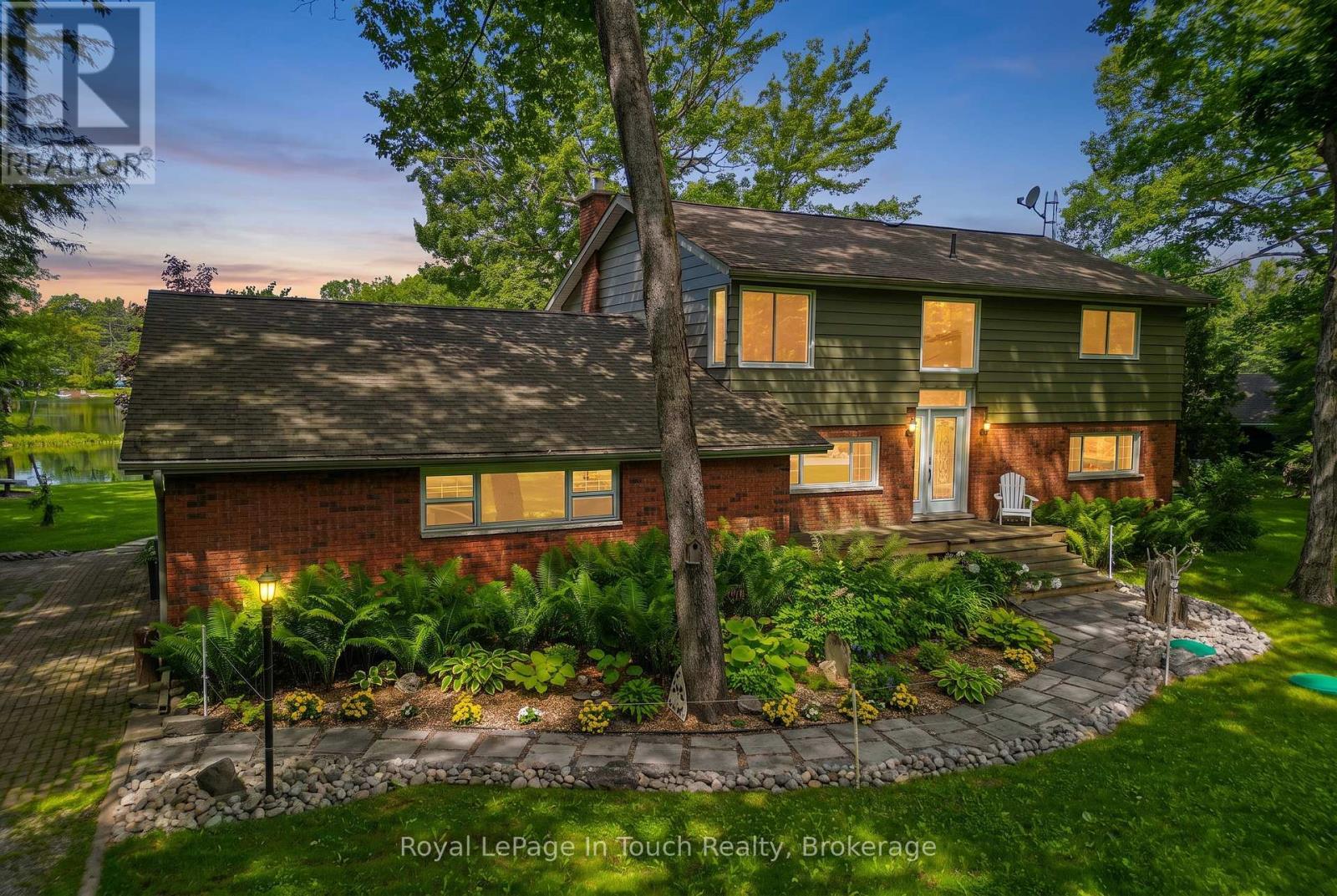 












1464 GOLDEN BEACH ROAD

,
Bracebridge (Monck (Bracebridge)),




Ontario
P1L1W8


