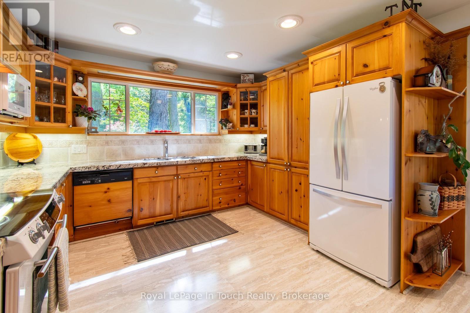 












1464 GOLDEN BEACH ROAD

,
Bracebridge (Monck (Bracebridge)),




Ontario
P1L1W8

