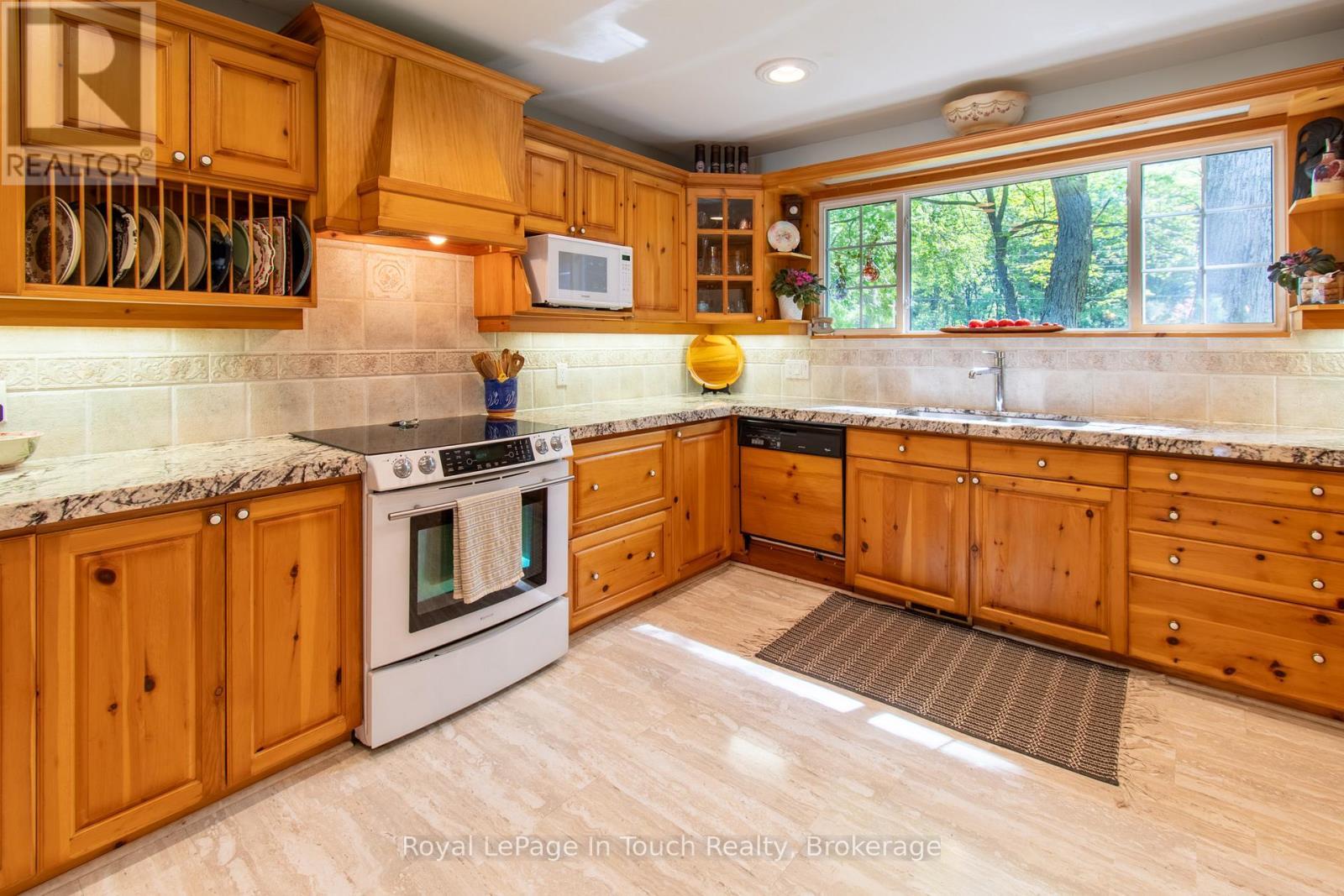 












1464 GOLDEN BEACH ROAD

,
Bracebridge (Monck (Bracebridge)),




Ontario
P1L1W8

