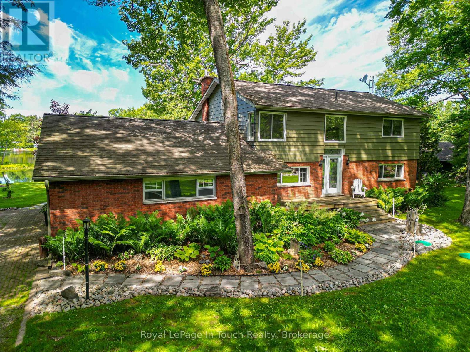 












1464 GOLDEN BEACH ROAD

,
Bracebridge (Monck (Bracebridge)),




Ontario
P1L1W8

