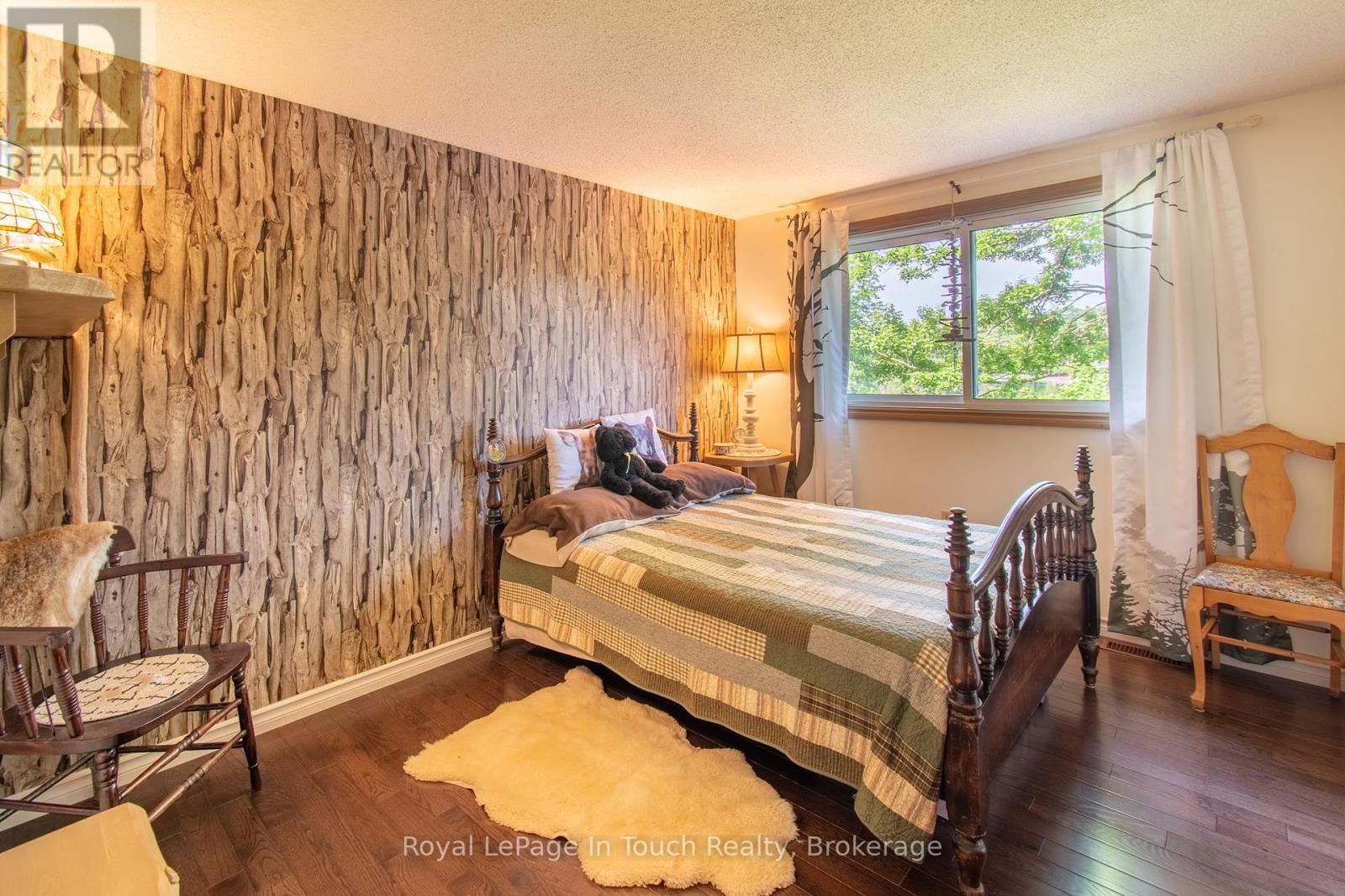 












1464 GOLDEN BEACH ROAD

,
Bracebridge (Monck (Bracebridge)),




Ontario
P1L1W8

