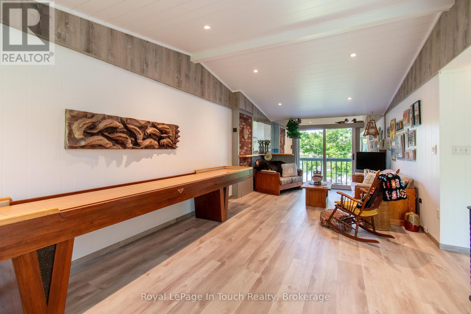 












1464 GOLDEN BEACH ROAD

,
Bracebridge (Monck (Bracebridge)),




Ontario
P1L1W8

