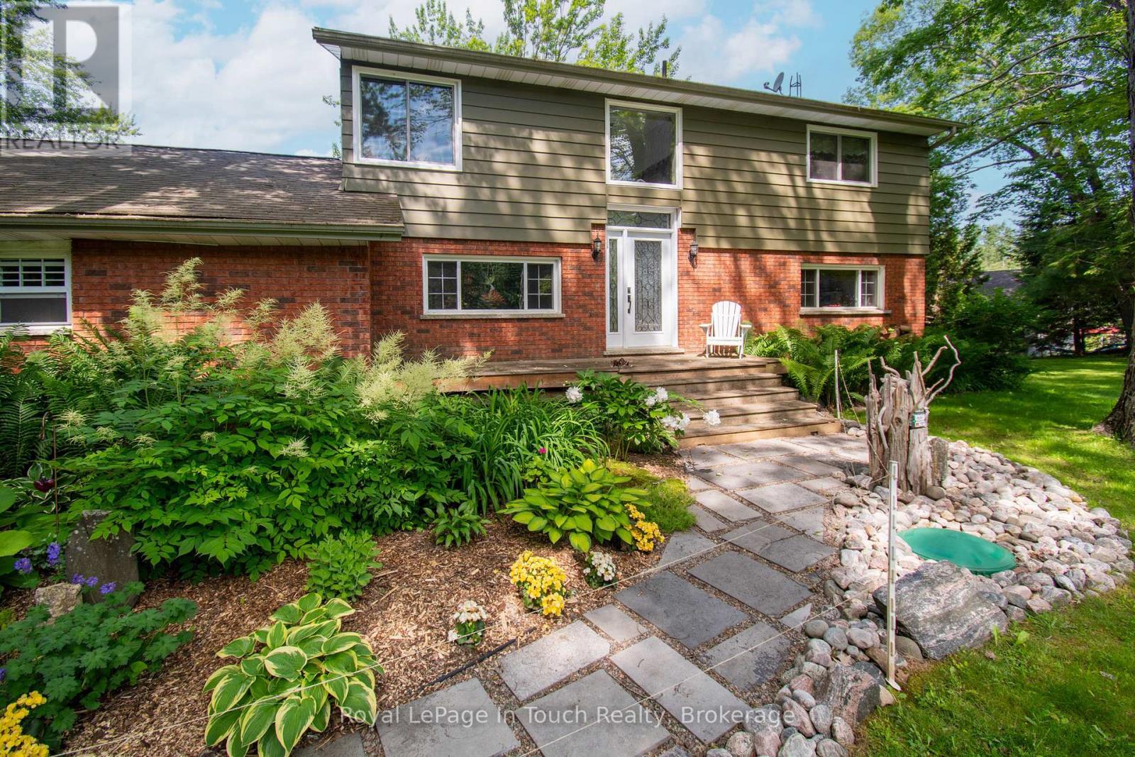 












1464 GOLDEN BEACH ROAD

,
Bracebridge (Monck (Bracebridge)),




Ontario
P1L1W8

