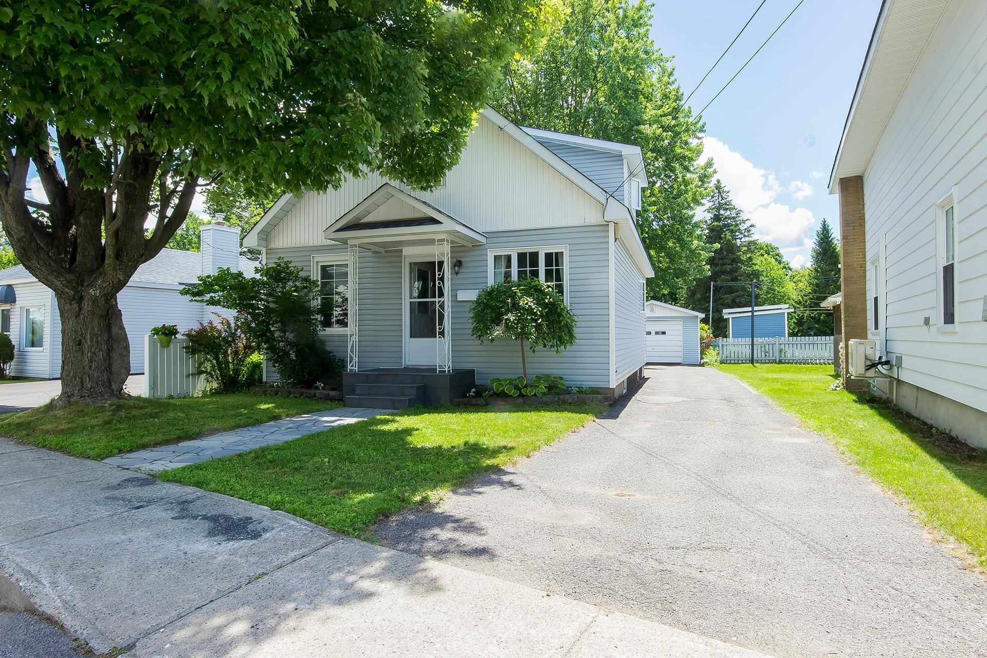 









212


Rue Church

,
Gatineau (Buckingham),




QC
J8L1P8

