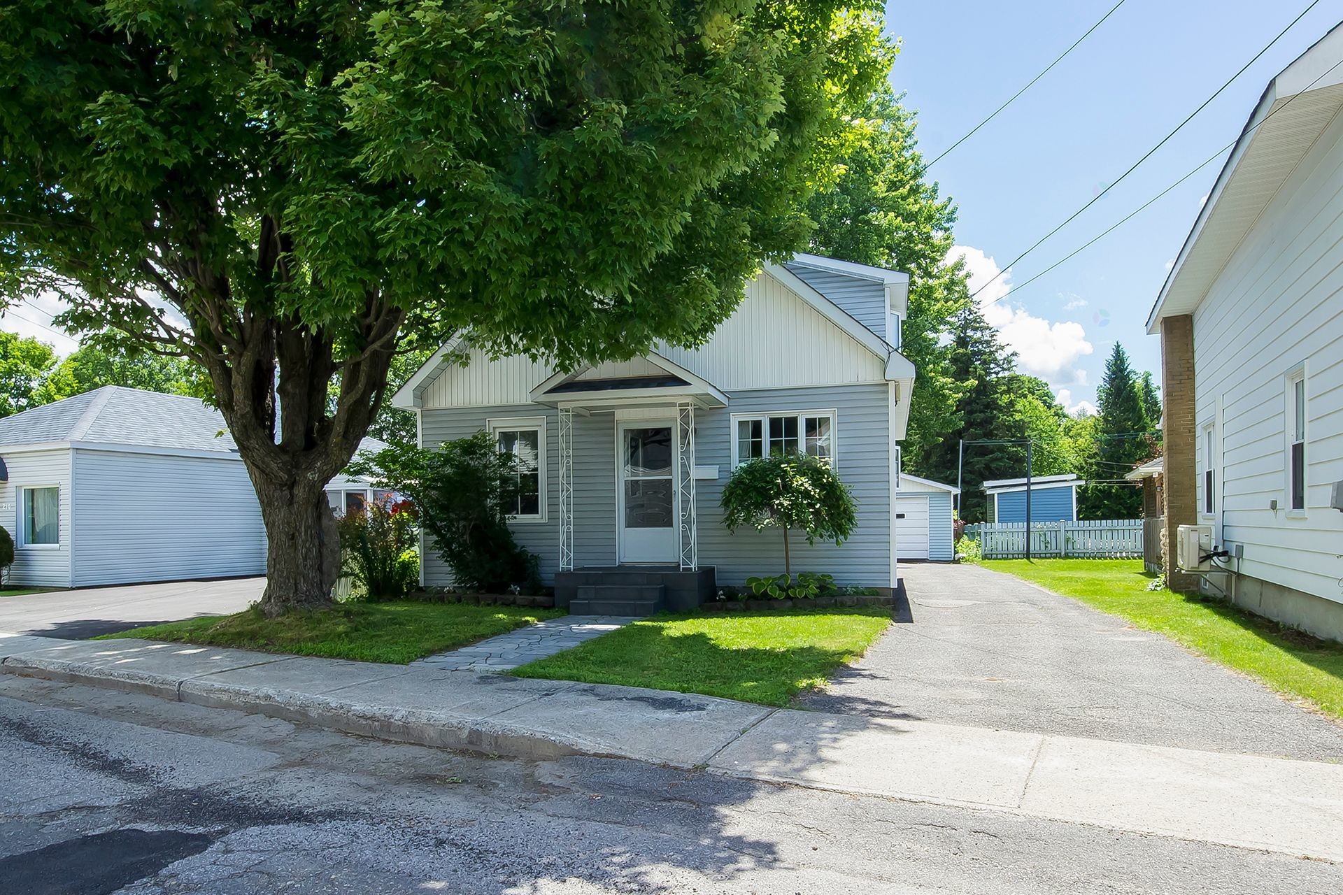 









212


Rue Church

,
Gatineau (Buckingham),




QC
J8L1P8

