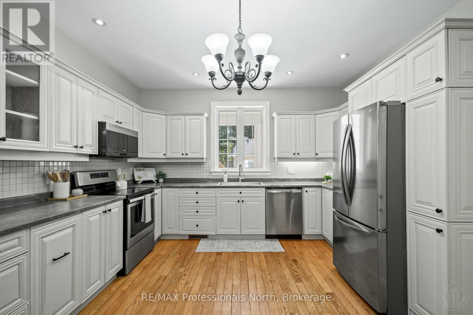 












9 MELANE COURT

,
Bracebridge (Macaulay),




Ontario
P1L1X7

