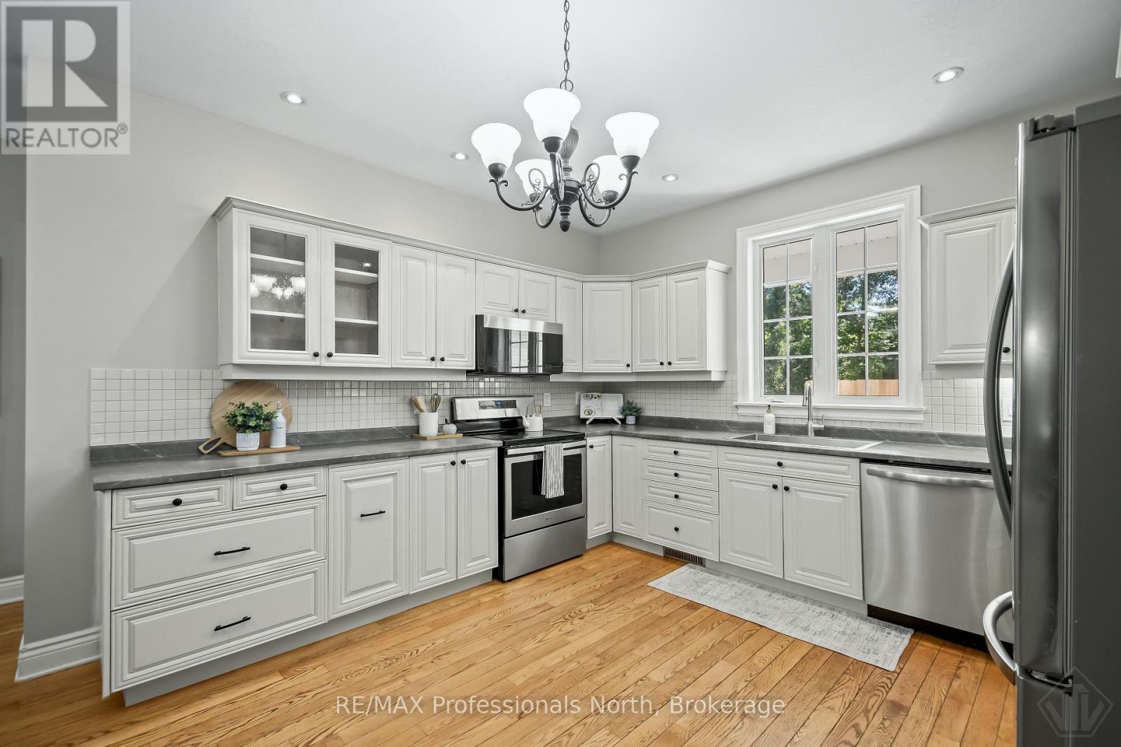 












9 MELANE COURT

,
Bracebridge (Macaulay),




Ontario
P1L1X7

