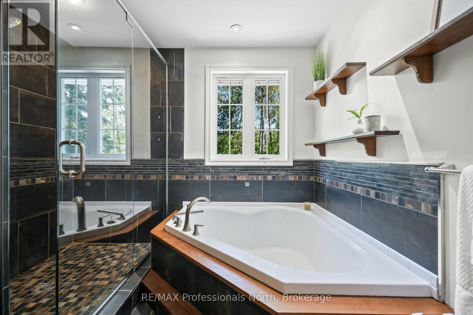 












9 MELANE COURT

,
Bracebridge (Macaulay),




Ontario
P1L1X7

