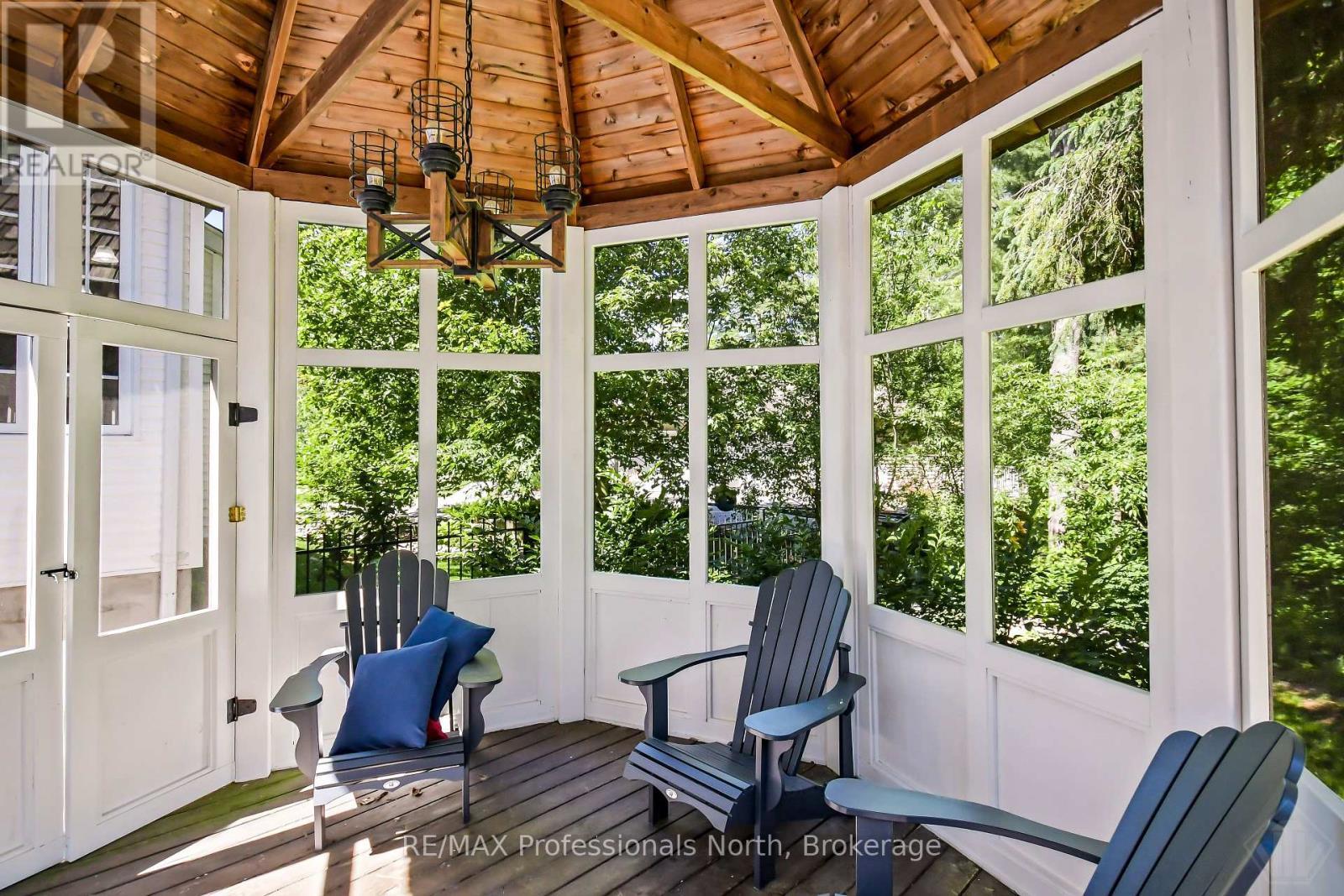 












9 MELANE COURT

,
Bracebridge (Macaulay),




Ontario
P1L1X7

