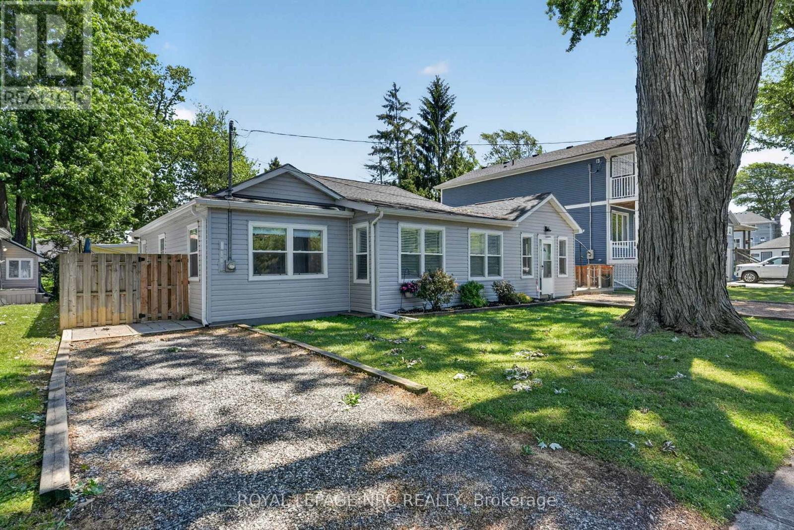 












404 LAKEWOOD AVENUE

,
Fort Erie (Crystal Beach),




Ontario
L0S1B0

