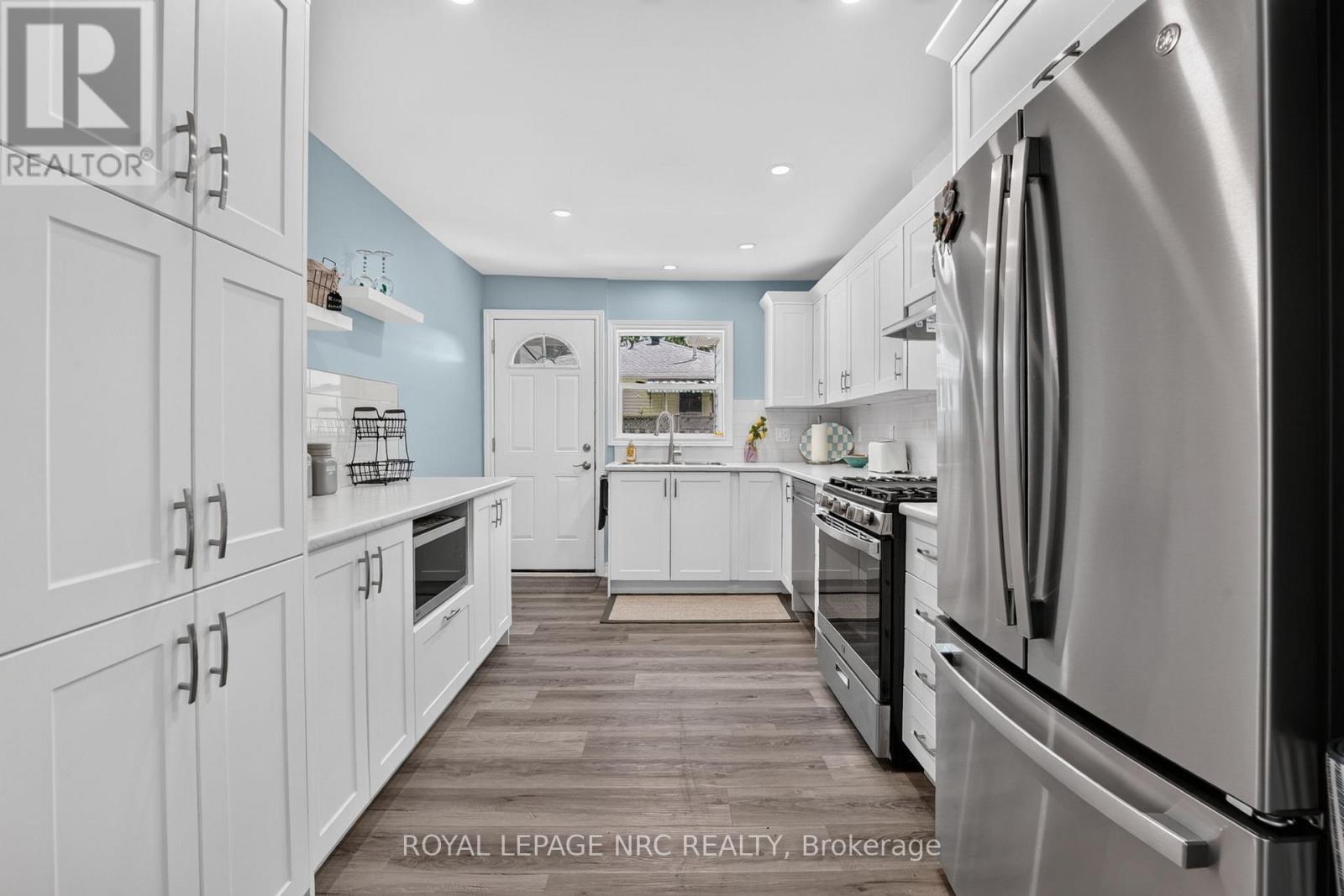 












404 LAKEWOOD AVENUE

,
Fort Erie (Crystal Beach),




Ontario
L0S1B0

