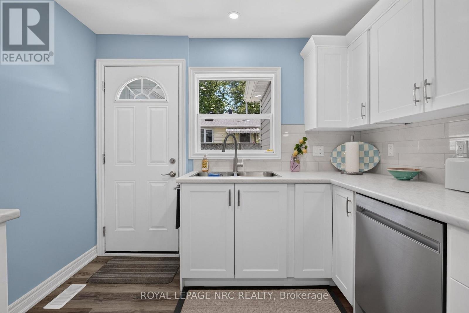 












404 LAKEWOOD AVENUE

,
Fort Erie (Crystal Beach),




Ontario
L0S1B0

