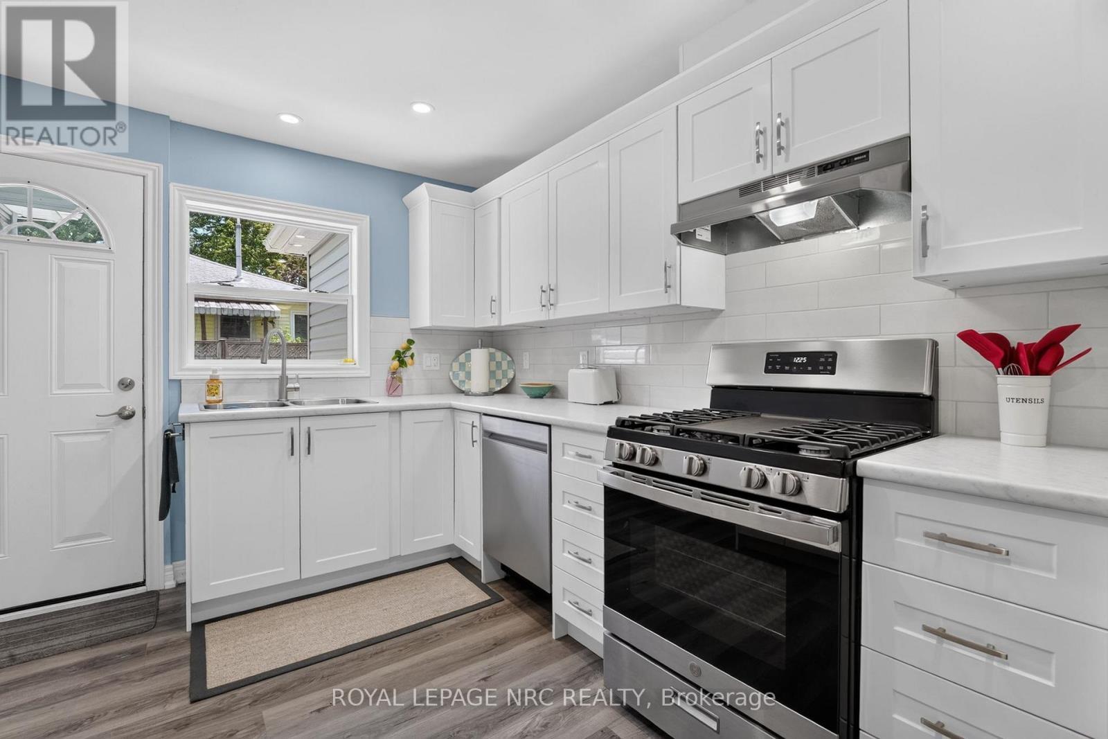 












404 LAKEWOOD AVENUE

,
Fort Erie (Crystal Beach),




Ontario
L0S1B0

