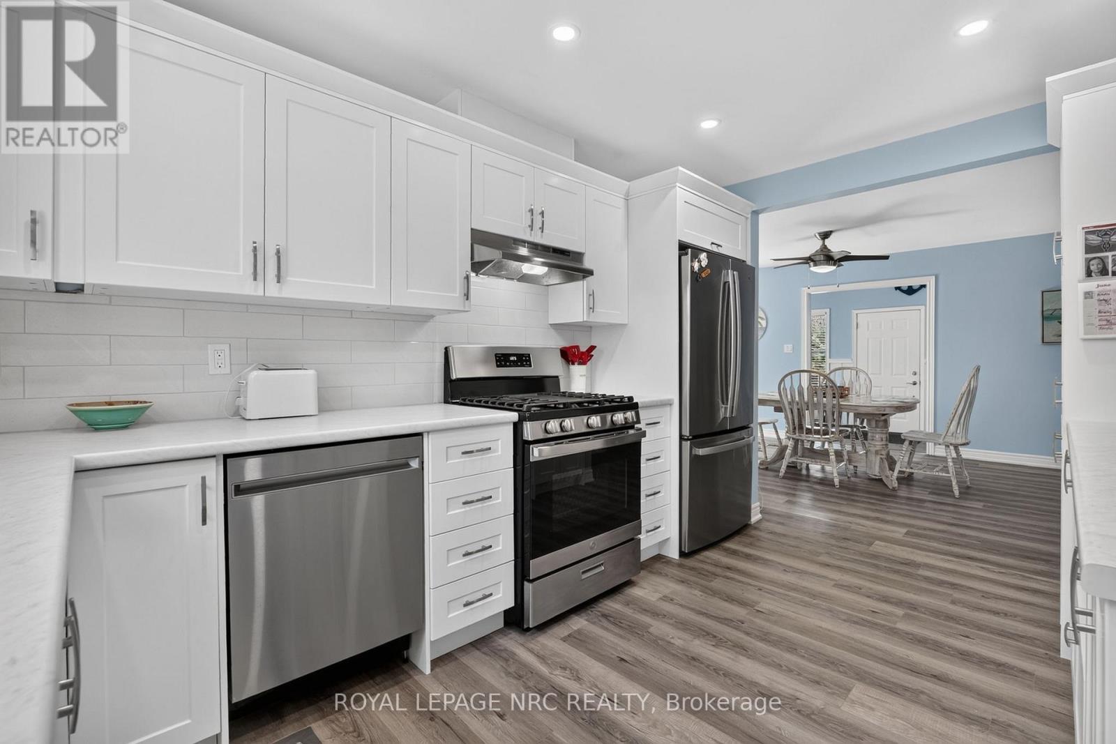 












404 LAKEWOOD AVENUE

,
Fort Erie (Crystal Beach),




Ontario
L0S1B0

